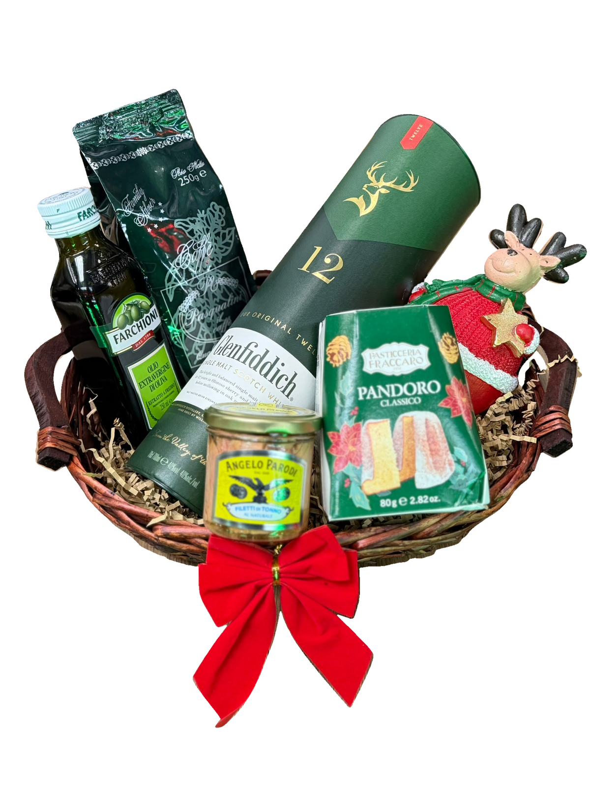 Coșul SELECTED Gourmet: Glenfiddich, ulei de măsline, cafea, ton și pandoro, cu un ren decorativ și fundă roșie.