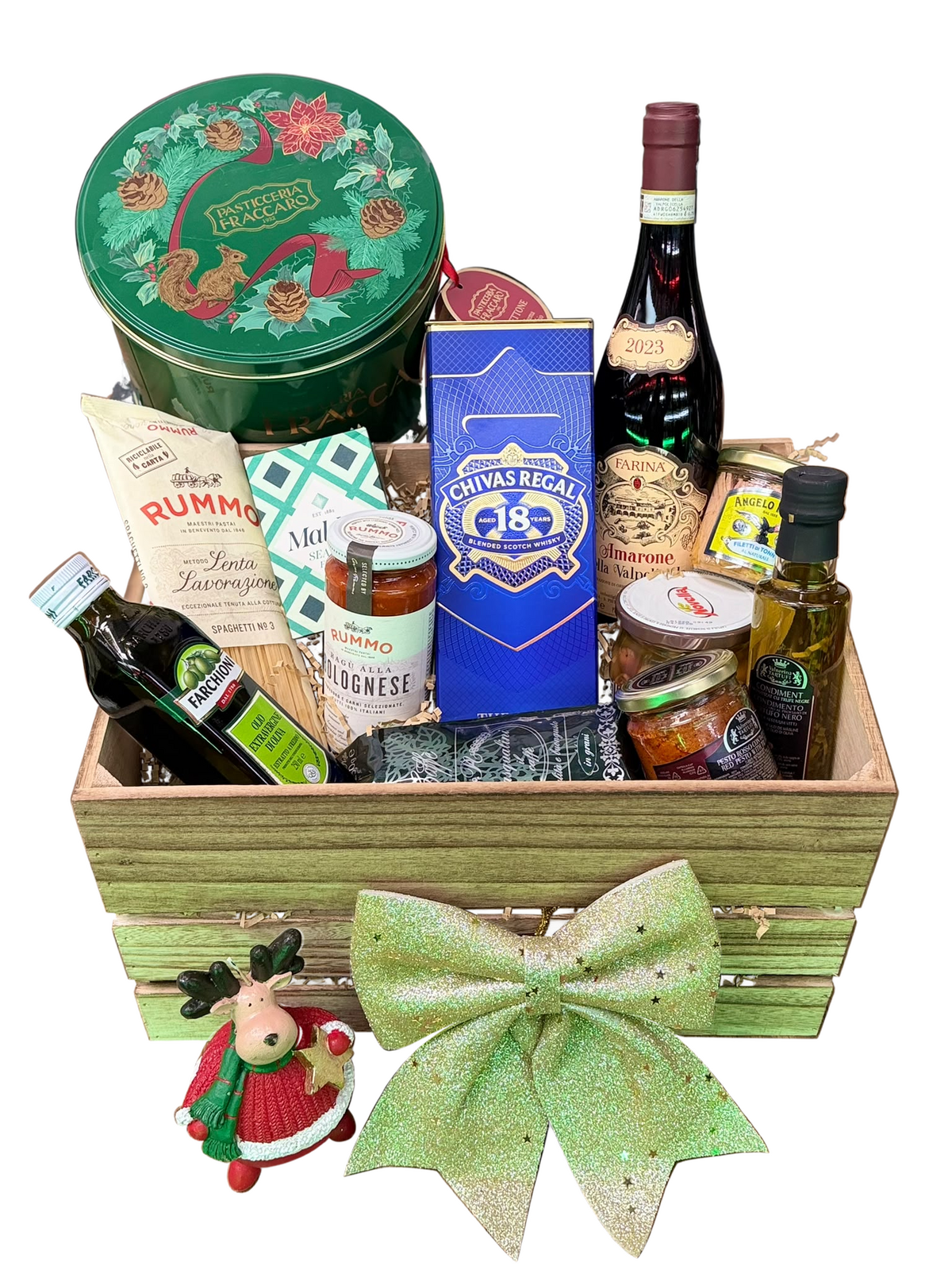 SELECTED La Dolce Vita: Chivas Regal 18 ani, Amarone, panettone în cutie metalică și delicatese, într-o ladă cu ren decorativ și fundă aurie.